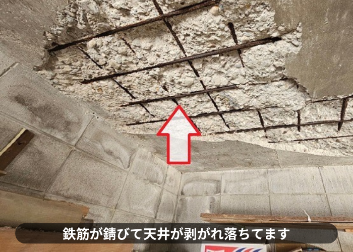 丹波篠山市　コンクリート製のガレージ天井補修を行う前の剥がれた天井