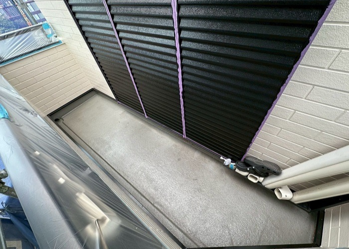 加西市でベランダＦＲＰ防水のメンテナンスとしてトップコート塗り替えを行う前の様子