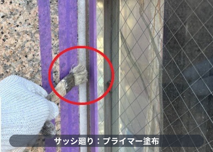 西宮市でビルのタイル目地のシーリング打ち替えを行った現場でプライマー塗布