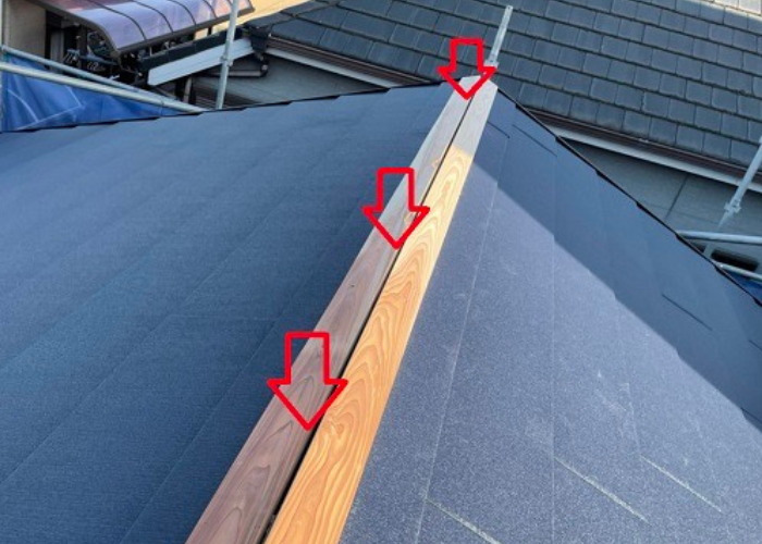 三木市　棟木を取り付けている様子