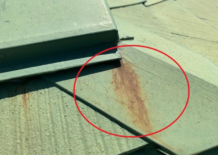 三木市　棟板金に錆が出ている様子