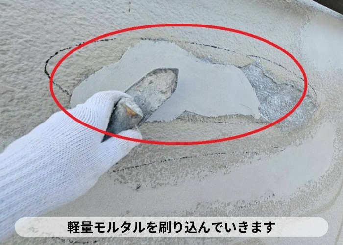 猪名川町　雨水で膨れたモルタル壁の塗膜を部分補修した現場で軽量モルタルを塗布