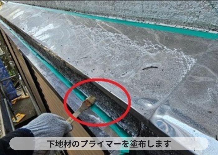 猪名川町　目地補修で下塗りとしてプライマーを塗っている様子