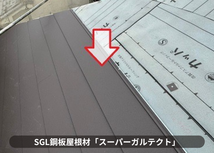 三木市　スレート屋根へのカバー工事でＳＧＬ鋼板屋根材スーパーガルテクトを葺いている様子