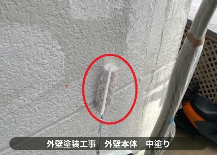 猪名川町　外壁塗装工事でお勧めのラジカル制御を中塗りしている様子