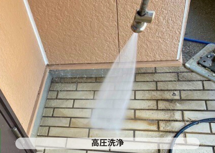 丹波篠山市　外壁塗装工事で高圧洗浄している様子