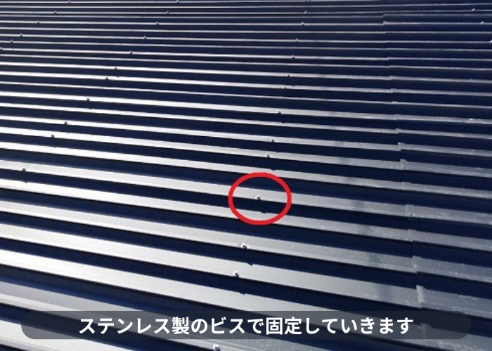 丹波篠山市　車庫の屋根リフォームで新しい屋根材を固定している様子