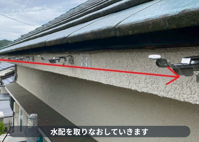 宝塚市で銅板製の雨樋を塩ビ鋼板製に交換し水漏れや勾配不良を解決する現場で勾配調整