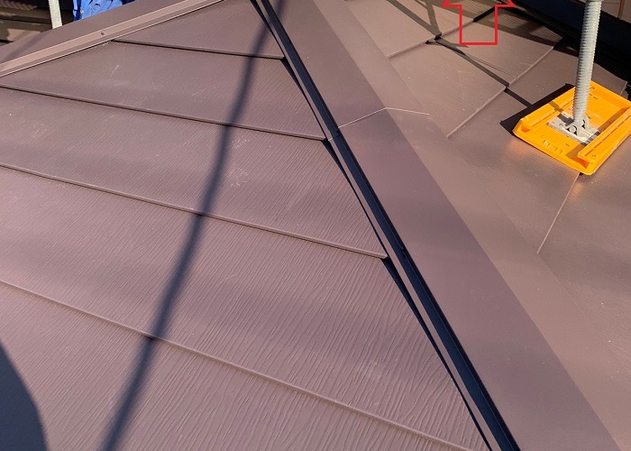 三木市　カバー工法で壁際に雨押えを取り付けた様子