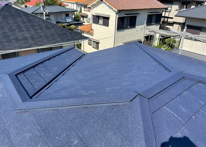 猪名川町　スレート屋根へのカバー工法を行った後の様子