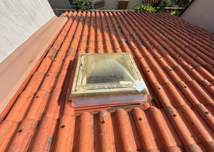 宝塚市で洋瓦屋根のトップライトを交換する前の様子