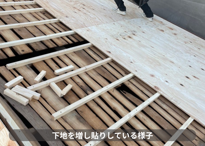 三木市　屋根耐震工事の葺き替えで屋根下地を増し張りしている様子