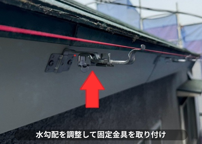 芦屋市でパナソニック製の雨樋ＰＣ５０を使用して軒樋交換で固定金具取り付け
