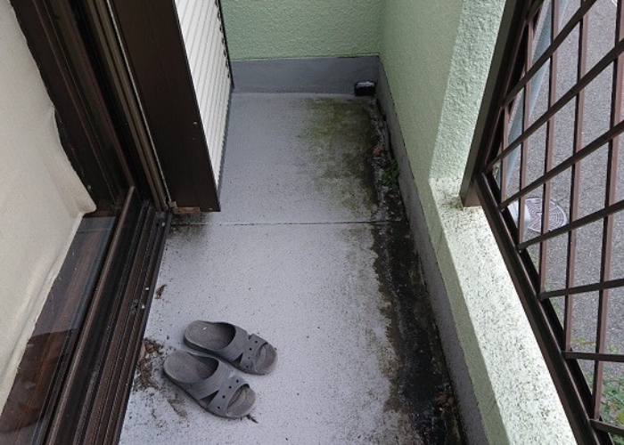 猪名川町　雨漏りを解消するためにベランダ防水工事を行う前の様子