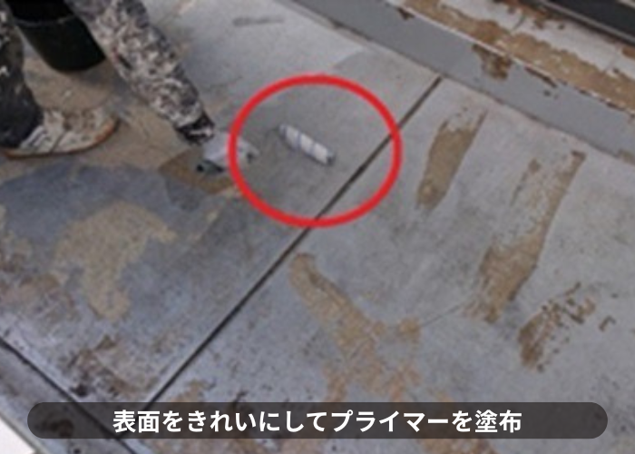 猪名川町　マンションでバルコニーにプライマーを塗っている様子