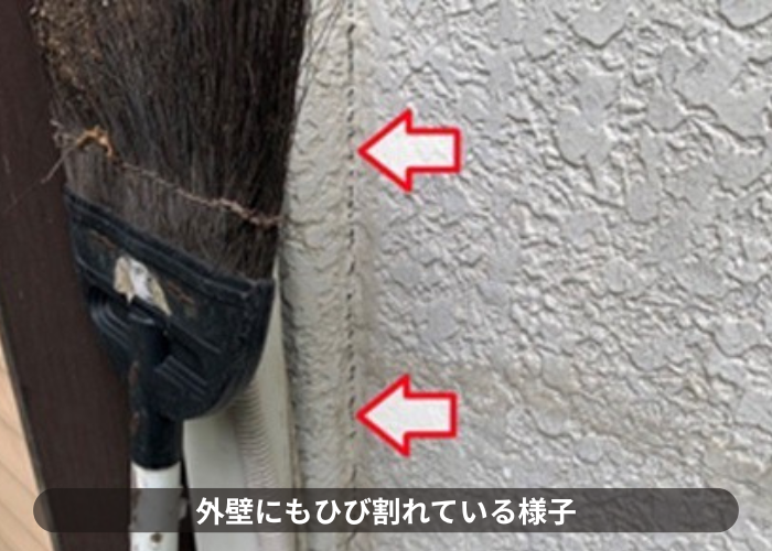 猪名川町　外壁塗装をする前のALCはひび割れている様子