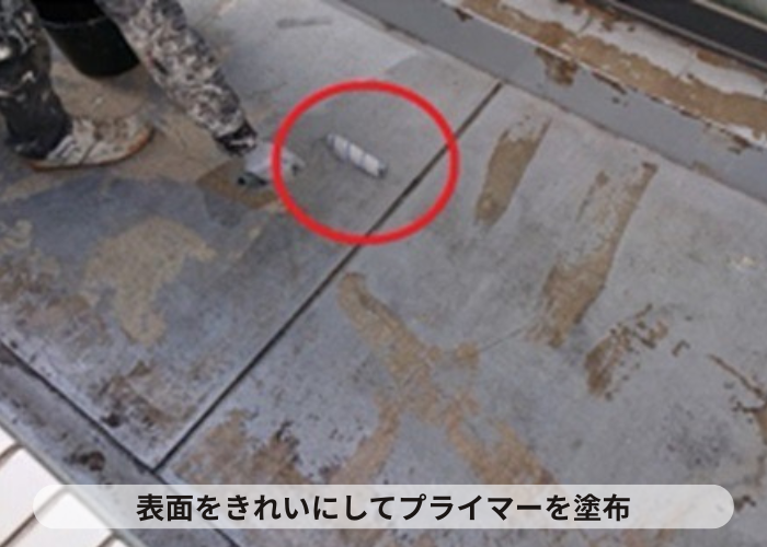 猪名川町　マンションでバルコニーにプライマーを塗っている様子