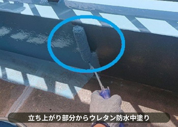 市川町にお住まいの方へベランダからの雨漏り修理でウレタン防水工事を行う現場でウレタン中塗り