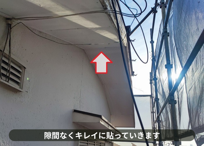三木市　軒天修理でケイカル板を貼っている様子
