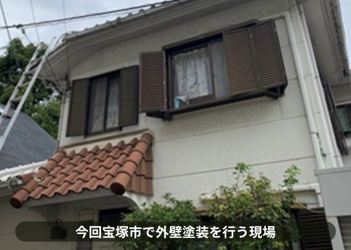 猪名川町　外壁塗装工事を行う現場の様子