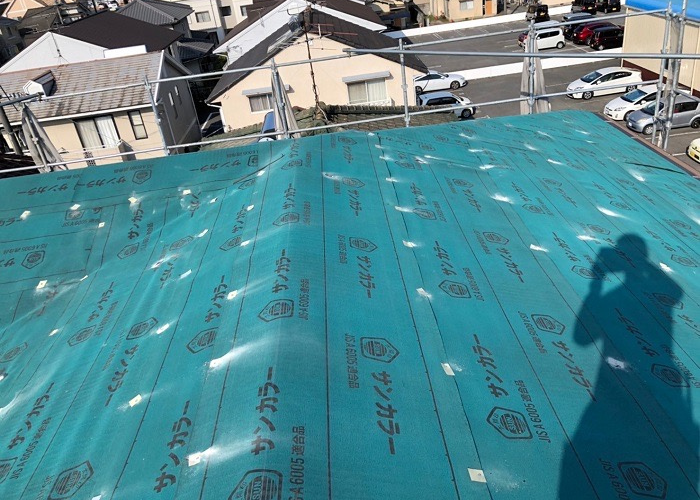 東灘区　スレート屋根の上から防水シートを貼った様子