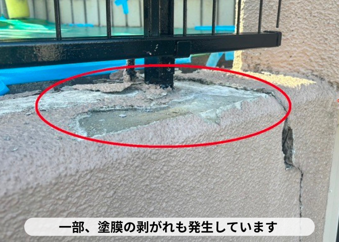 丹波篠山市　擁壁に塗膜の剥がれが発生している様子