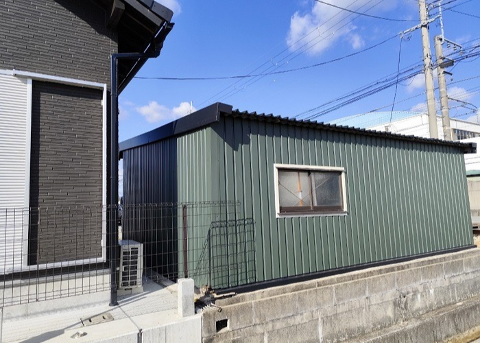 丹波篠山市　車庫の屋根リフォームとして大波スレート屋根をカバー工事した後の様子