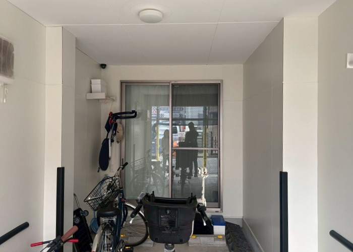 芦屋市で一軒家の掃き出し窓にシャッターを後付けする前の様子