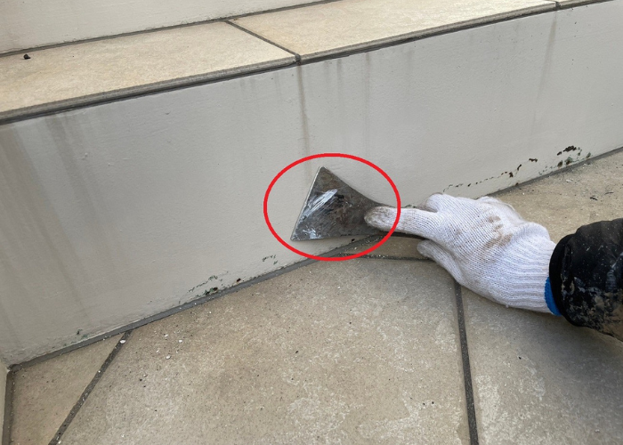 小野市　2階建てアパートの鉄骨階段を部分塗装する現場でケレン