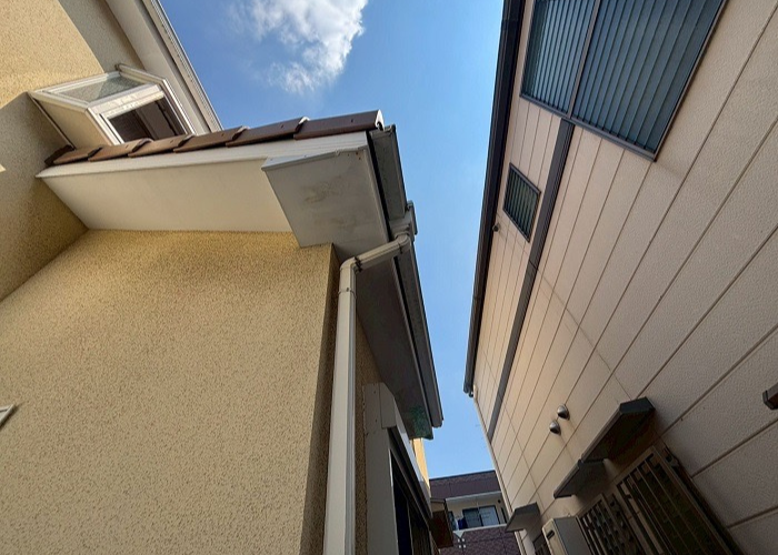 伊丹市で屋根下の軒天補修を行う前の様子