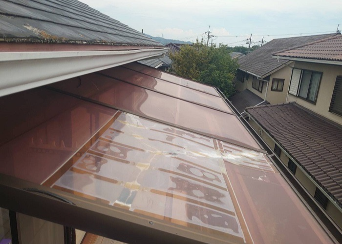 西宮市でバルコニー屋根のアクリル板をポリカーポネード板へ張り替える前の様子