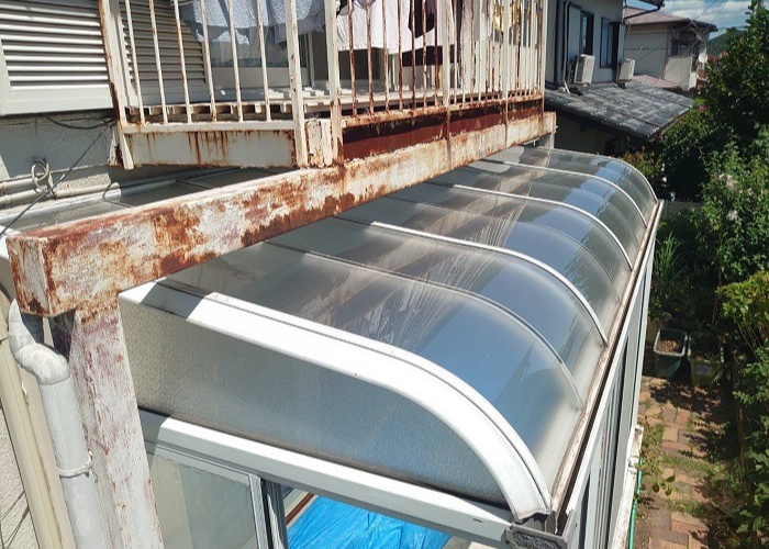 宝塚市でサンルーム屋根のアクリル板をポリカーポネードへ張り替えた後の様子