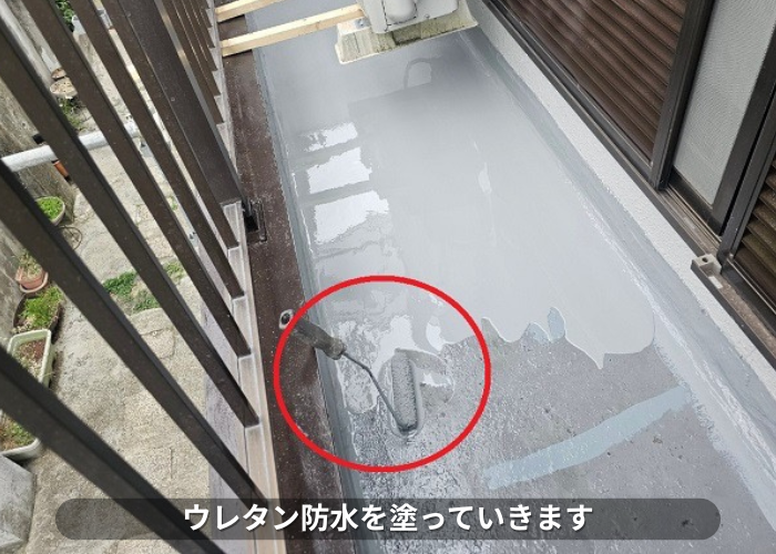 西脇市で雨漏り修理としてベランダ床へウレタン防水を施工する過程でウレタン中塗り