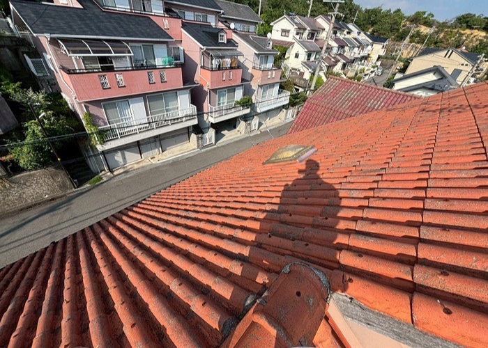 宝塚市で日本ペイントの遮熱塗料を用いてセメント瓦屋根を塗装する前の様子