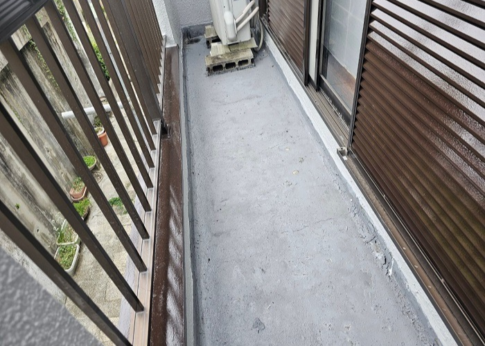 西脇市で雨漏り修理としてベランダ床へウレタン防水を行う現場の様子