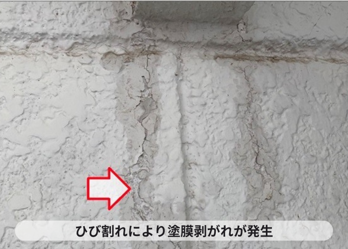 猪名川町　外壁ＡＬＣの目地がひび割れていることにより塗膜の剥がれが発生している様子