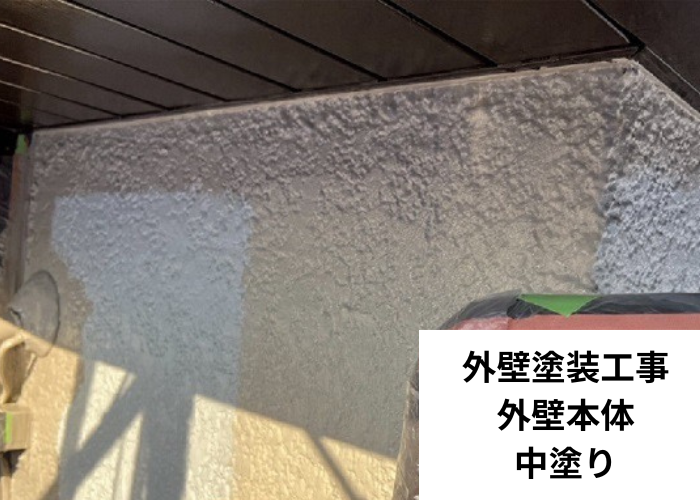 市川町　外壁塗装工事で中塗り