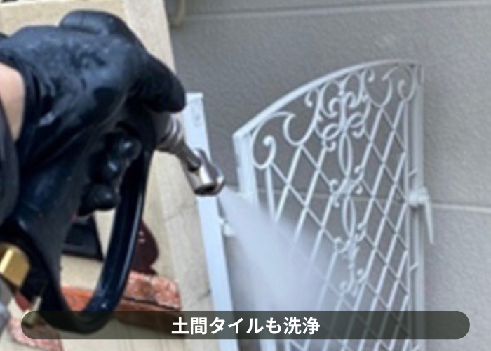 猪名川町　外壁塗装工事で土間タイルを洗浄している様子