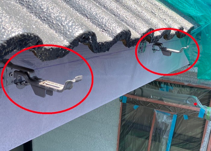 神戸市灘区　雨樋交換でステンレス製の受け金具を取り付けた様子