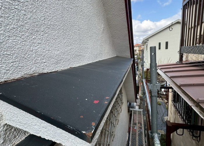 加西市で2階窓上の浮いた庇屋根修理でガルバリウム鋼板をカバーする前の様子