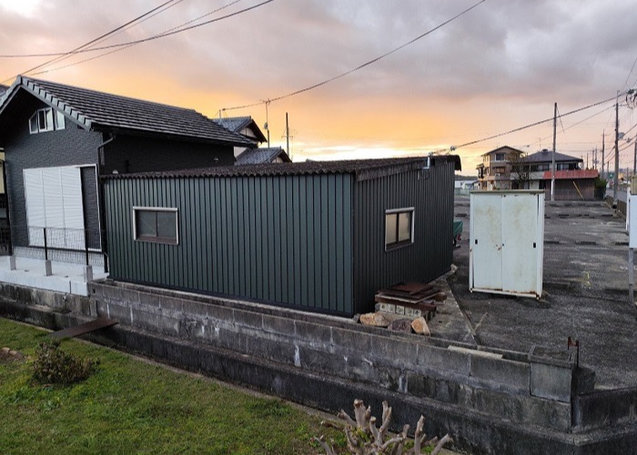 丹波篠山市　車庫の屋根リフォームとして大波スレート屋根をカバー工事する前の様子