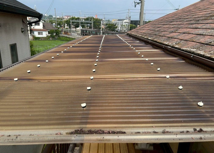 西宮市で2階ベランダ屋根の波板をポリカ波板へ張り替える前の様子