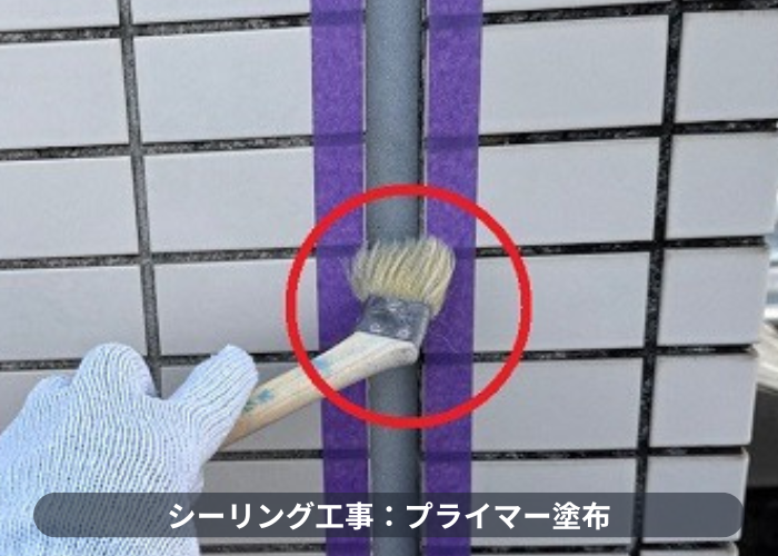 伊丹市で商業施設の雨漏り修理として目地のコーキングを打ち替える現場でプライマー塗布