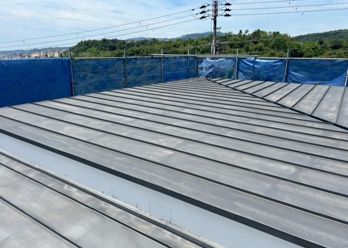 宝塚市で金属屋根への塗装工事を行う前の様子