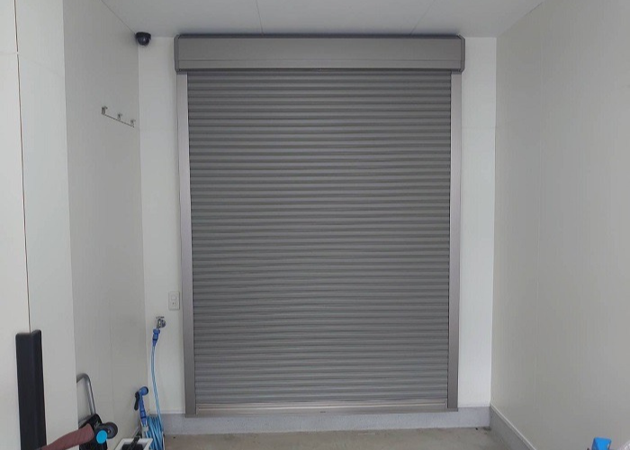 芦屋市で一軒家の掃き出し窓にシャッターを後付けした後の様子