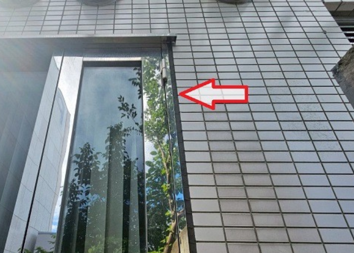 伊丹市でビルの雨漏り補修として外壁タイル目地のシーリング打ち替えを行う前の様子