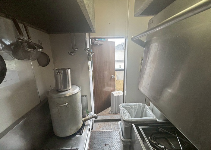 宝塚市で貸店舗の勝手口引き戸に虫除け対策で網戸を取り付ける前の様子