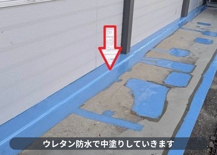 小野市でテナントの共用廊下に長尺シートを貼ってリフォームする現場でウレタン中塗り