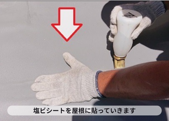 尼崎市　陸屋根防水工事で塩ビシートを貼っている様子