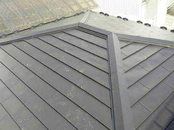 カバー工法にて施工後のガルバリウム鋼板屋根